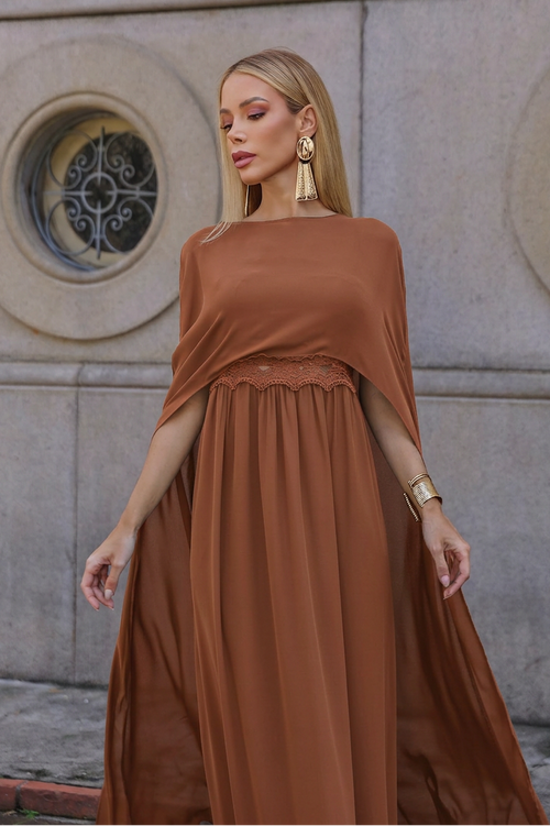 VESTIDO LONGO COM CAPA E DETALHE DE RENDA CARAMELO