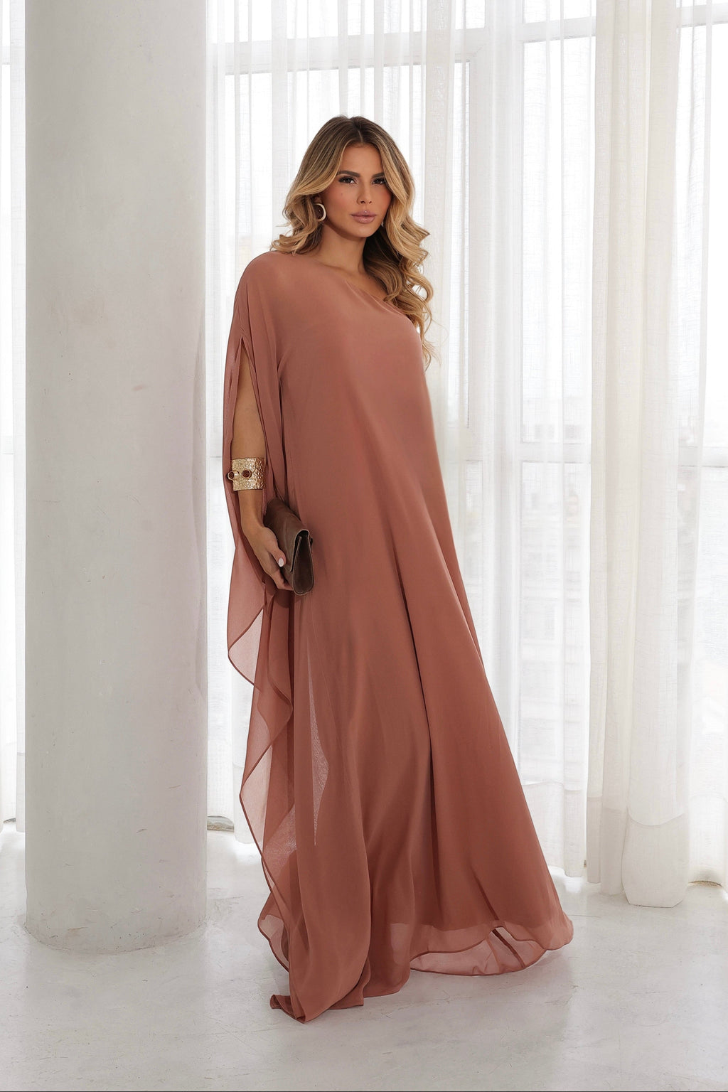 VESTIDO LONGO UM OMBRO COM MANGA CAPA MARROM