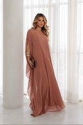 VESTIDO LONGO UM OMBRO COM MANGA CAPA MARROM
