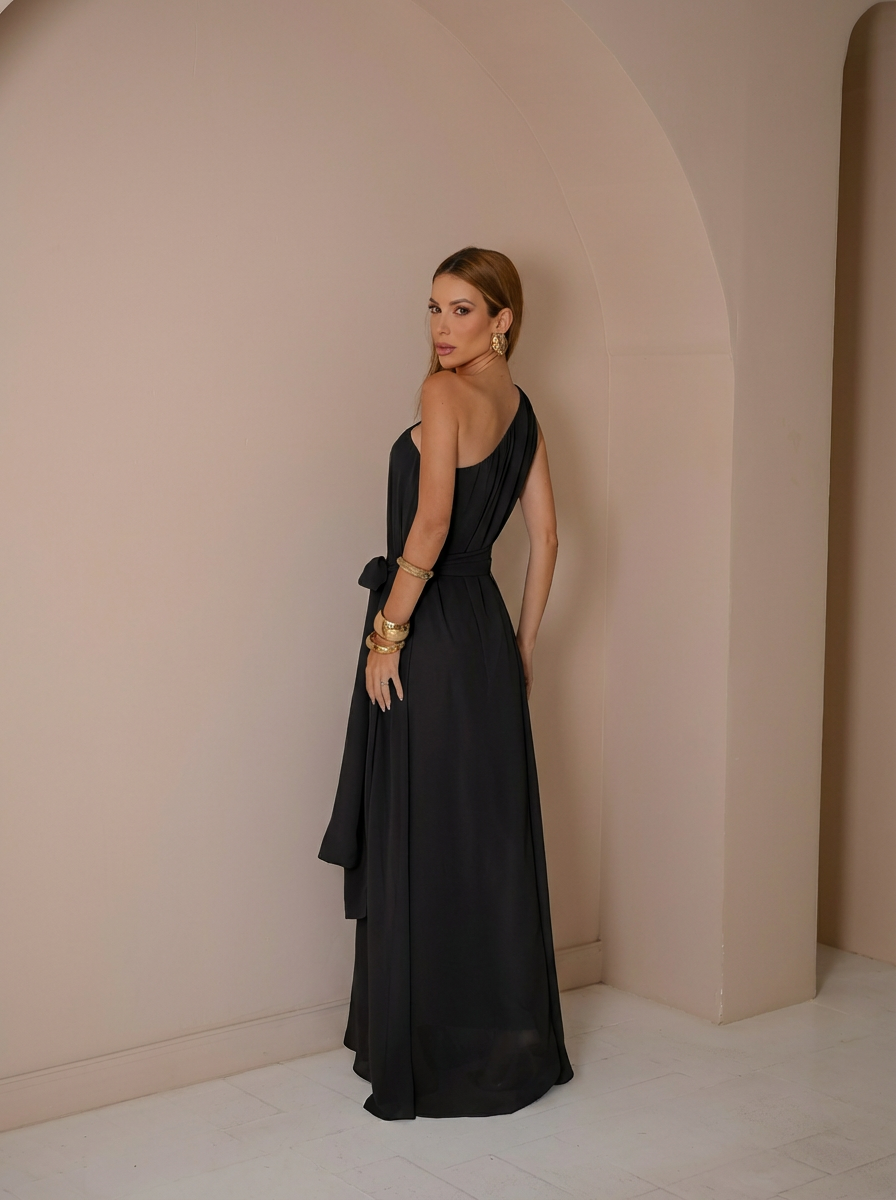 VESTIDO LONGO UM OMBRO COM FIVELA NA ALÇA E FAIXA PRETO