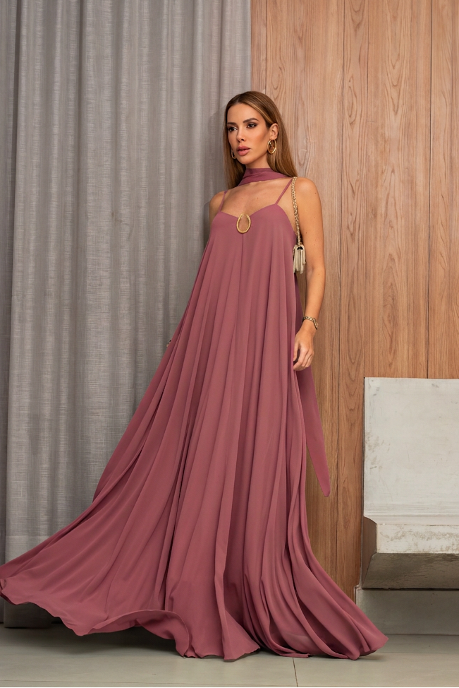 VESTIDO LONGO FLUIDO DE ALÇAS COM DETALHE METALIZADO FLOR REMOVÍVEL E FAIXA ROSA QUEIMADO