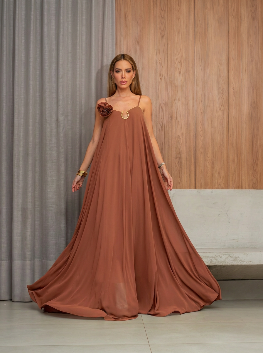 VESTIDO LONGO FLUIDO DE ALÇAS COM DETALHE METALIZADO FLOR REMOVÍVEL E FAIXA MARROM