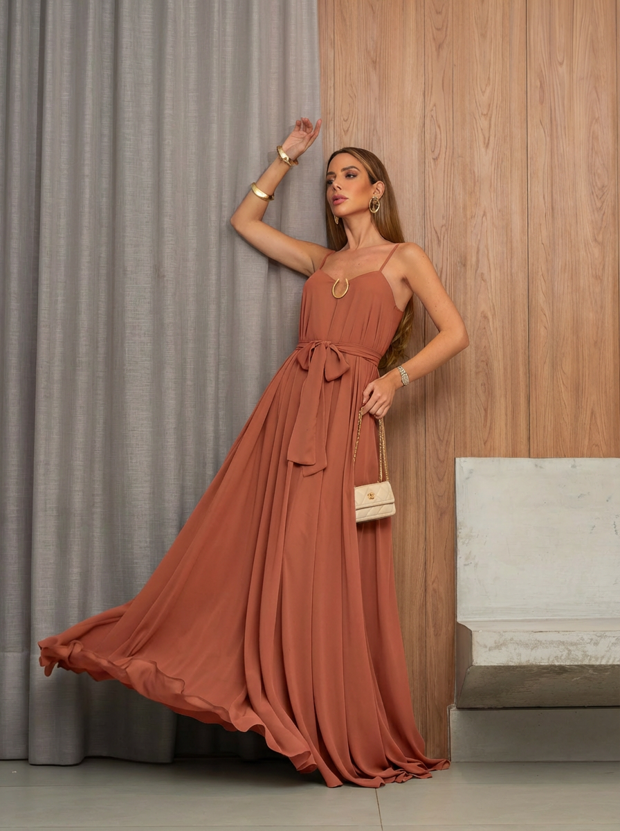 VESTIDO LONGO FLUIDO DE ALÇAS COM DETALHE METALIZADO FLOR REMOVÍVEL E FAIXA MARROM