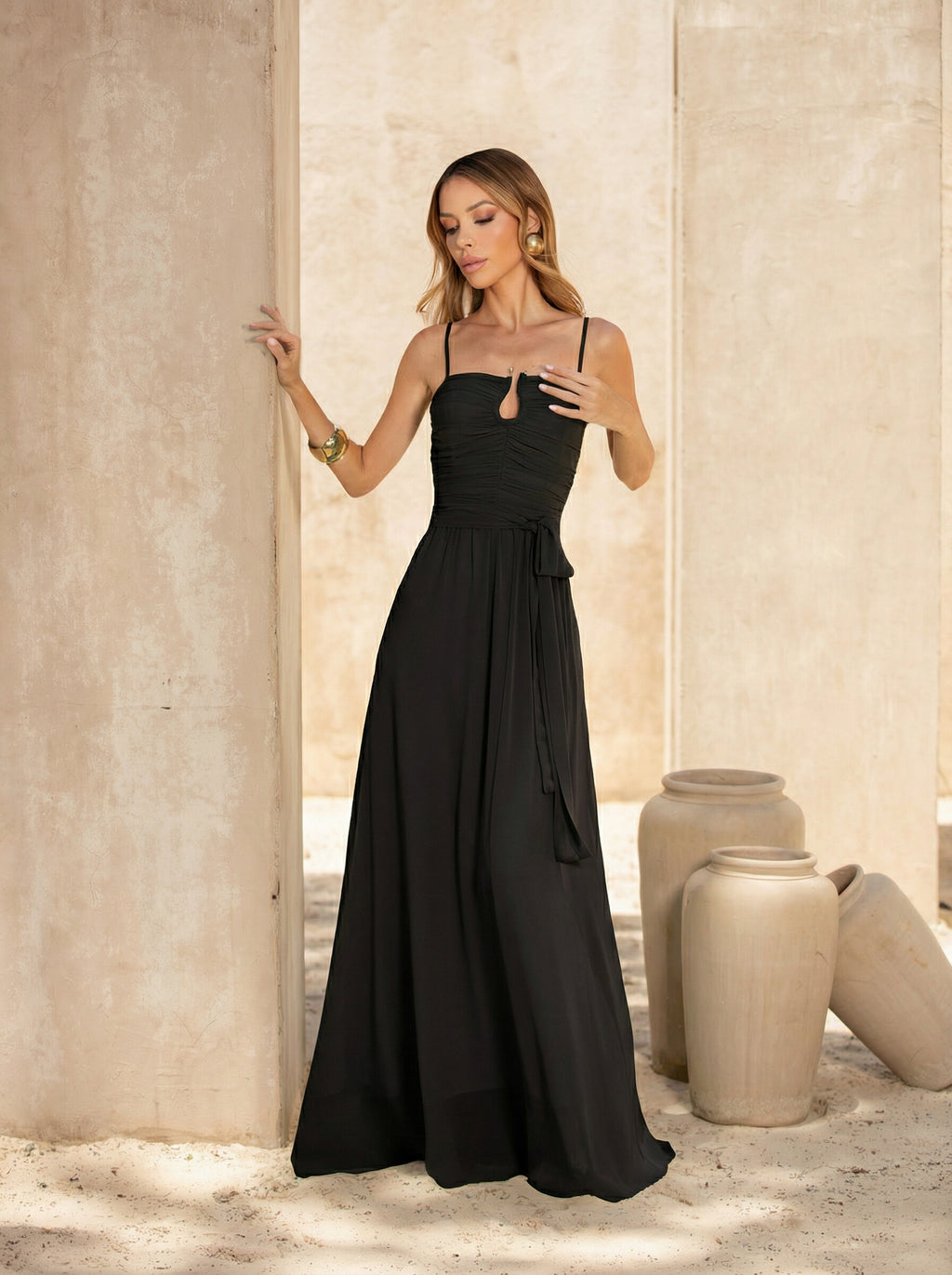 VESTIDO LONGO DRAPEADO COM ALÇAS RECORTE FRONTAL E FIVELA PRETO