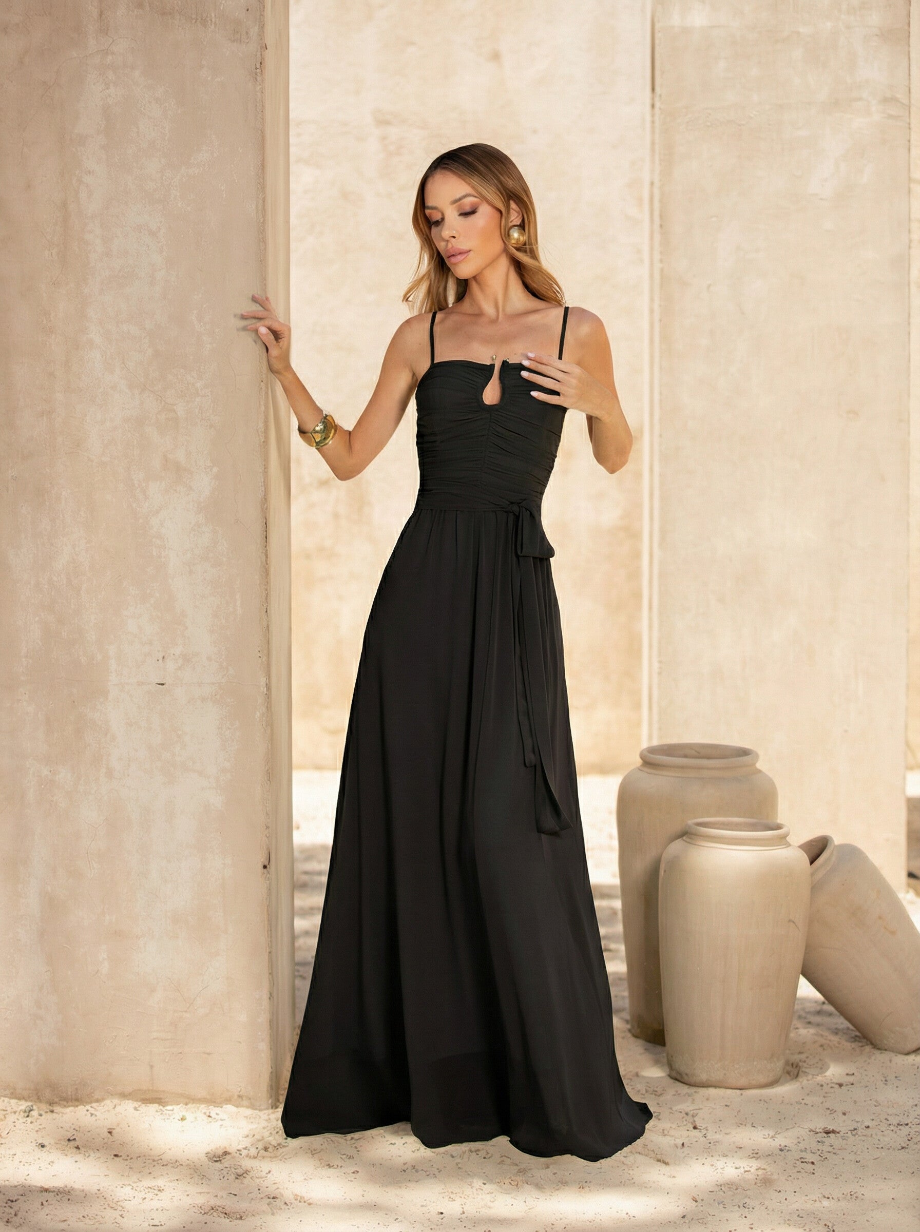 VESTIDO LONGO DRAPEADO COM ALÇAS RECORTE FRONTAL E FIVELA PRETO