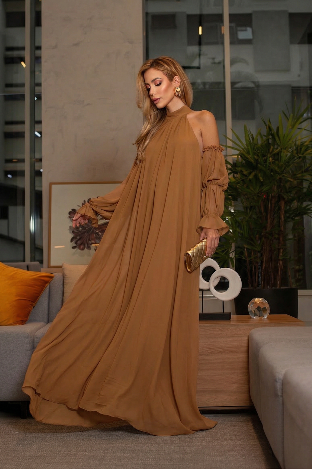 VESTIDO LONGO DECOTE HALTER OMBROS ABERTOS COM MANGA BUFANTE MARROM
