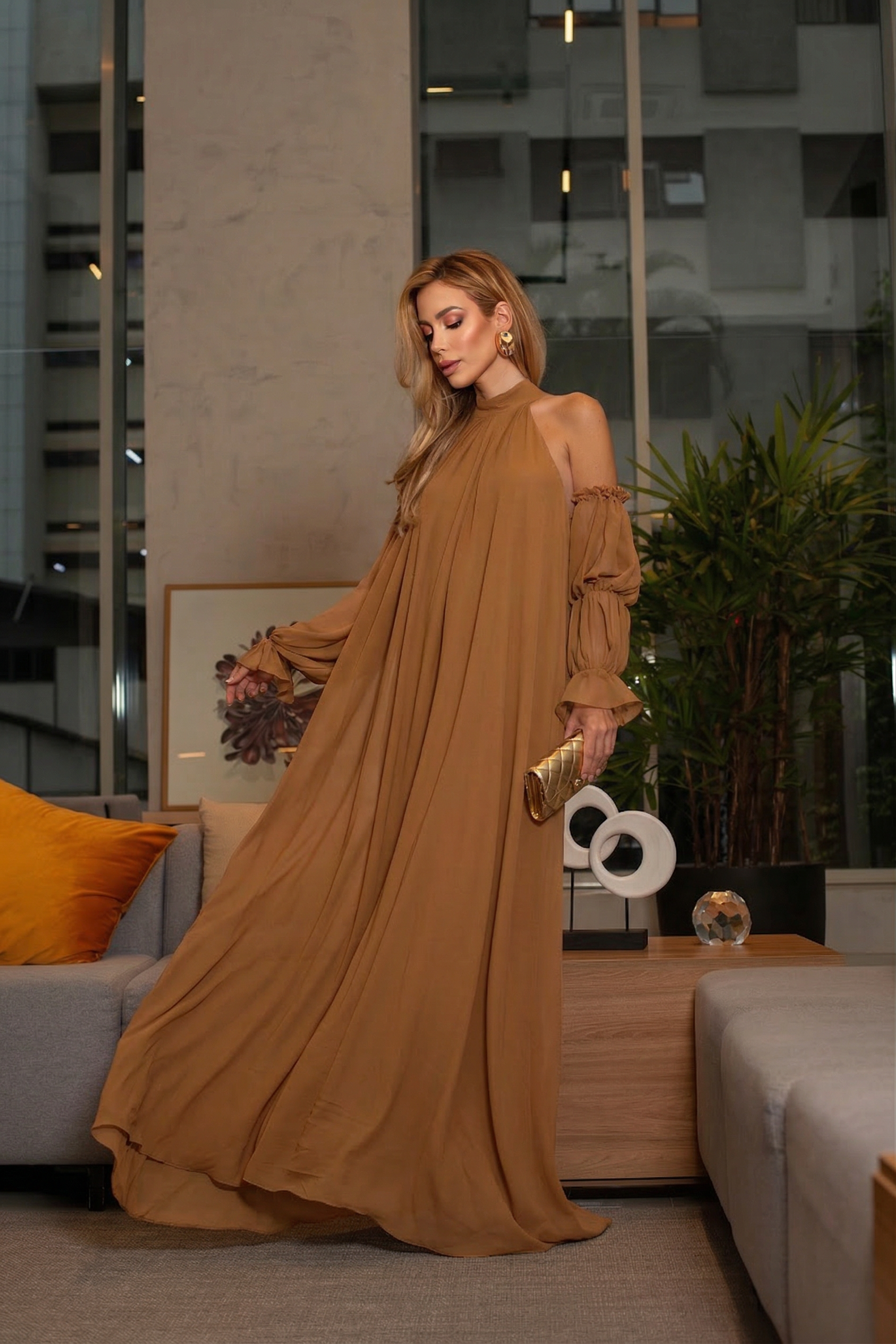 VESTIDO LONGO DECOTE HALTER OMBROS ABERTOS COM MANGA BUFANTE MARROM