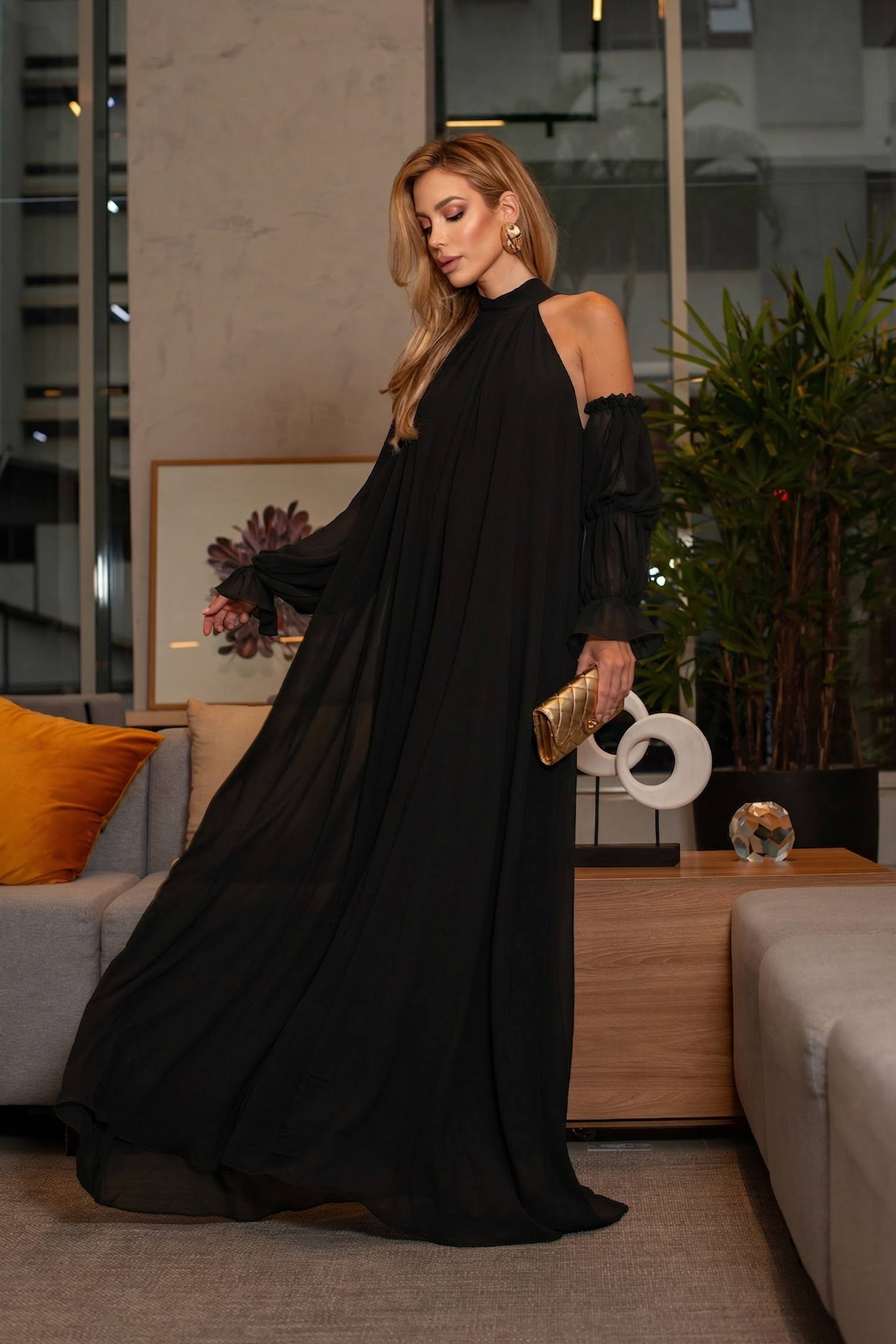 VESTIDO LONGO DECOTE HALTER OMBROS ABERTOS COM MANGA BUFANTE PRETO