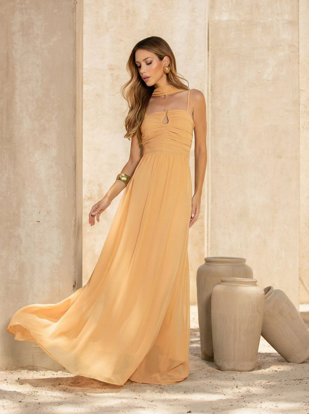 VESTIDO LONGO DRAPEADO COM ALÇAS RECORTE FRONTAL E FIVELA AMARELO