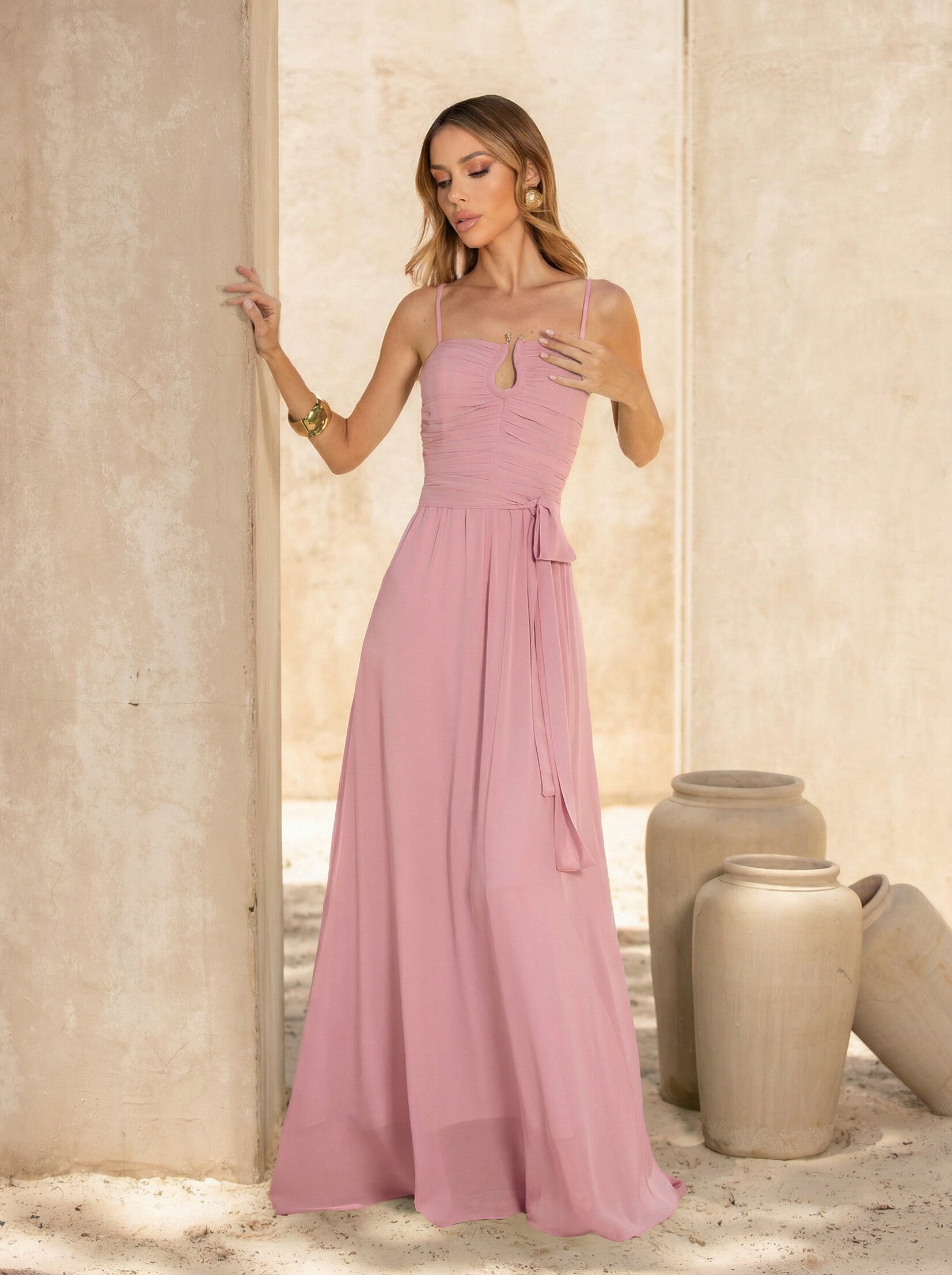 VESTIDO LONGO DRAPEADO COM ALÇAS RECORTE FRONTAL E FIVELA ROSA