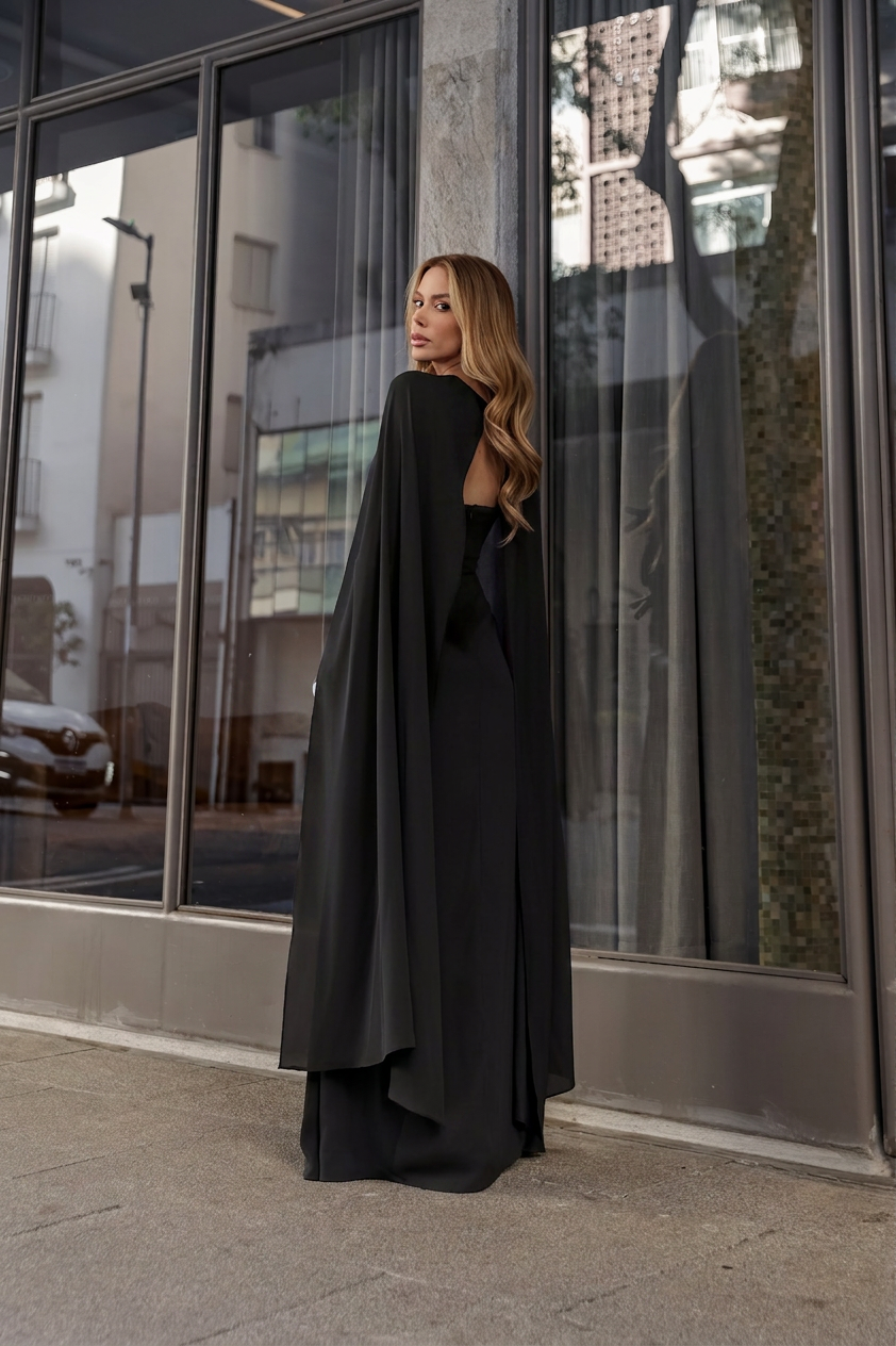 VESTIDO LONGO TOMARA QUE CAIA CORAÇÃO COM CAPA E BROCHE PRETO