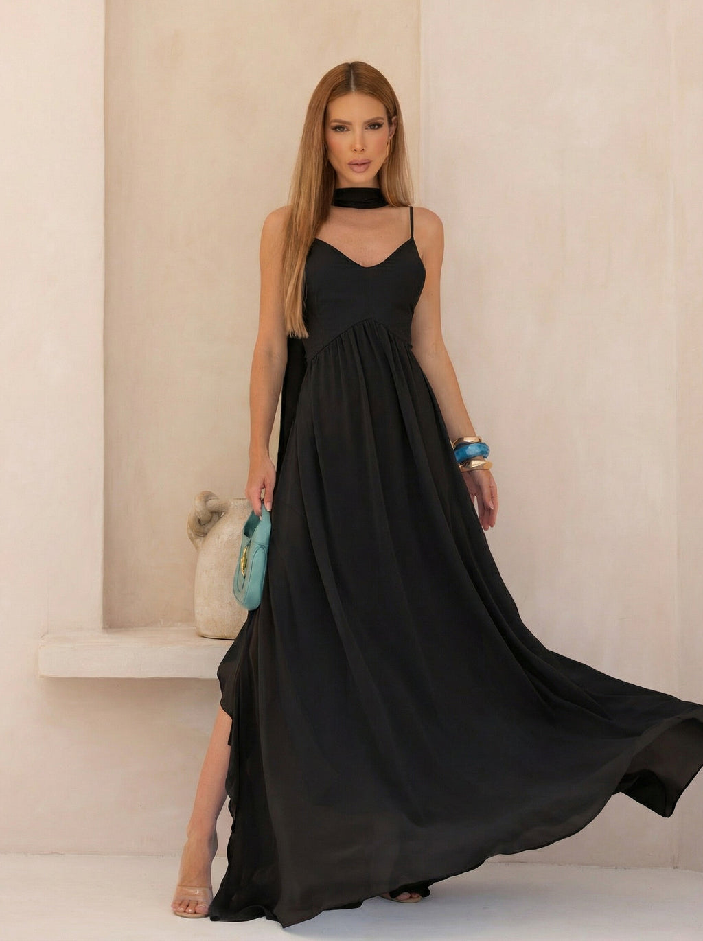 VESTIDO LONGO DECOTE V COM ALÇAS E FENDA LATERAL COM BABADOS PRETO