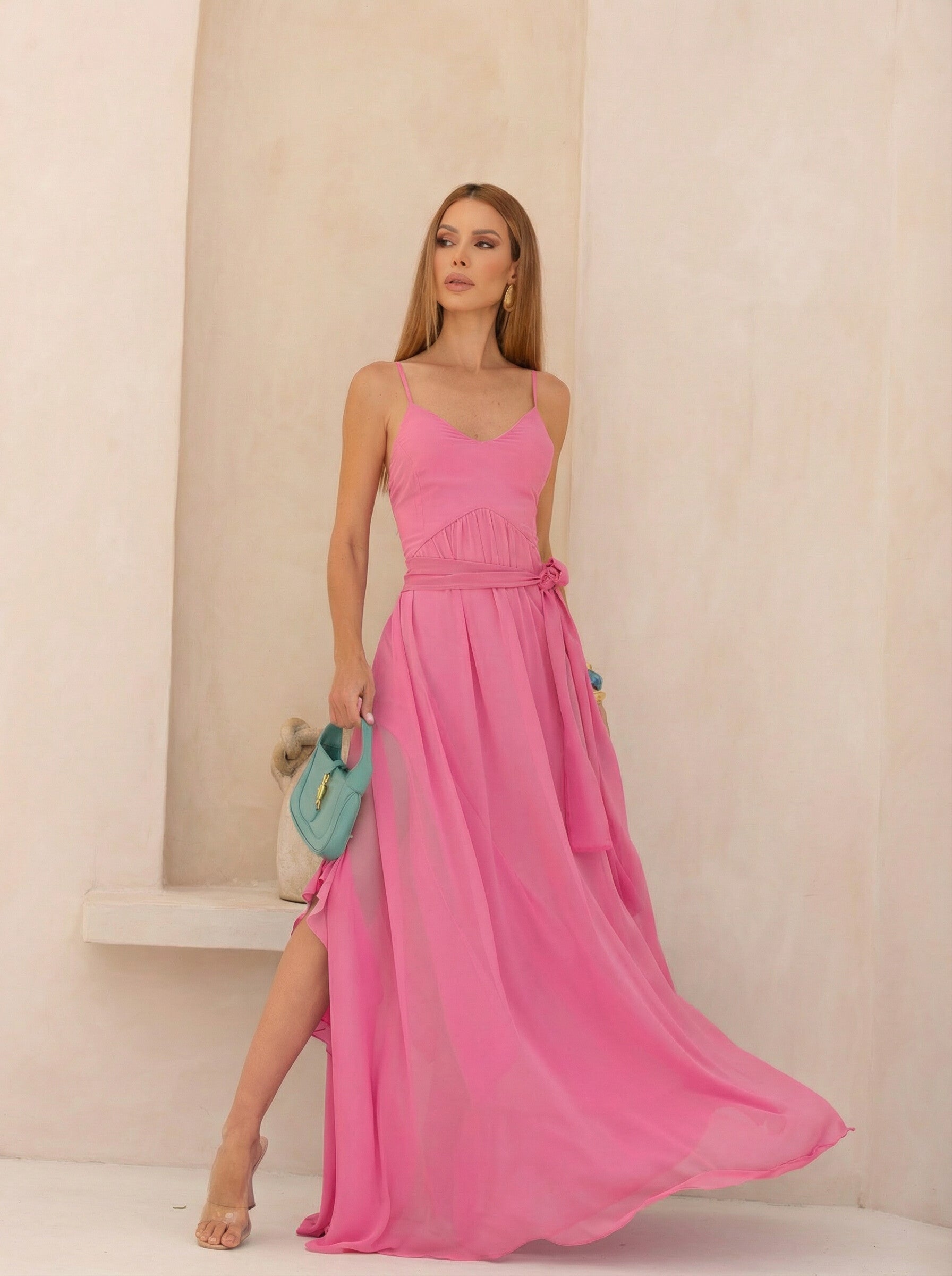 VESTIDO LONGO DECOTE V COM ALÇAS E FENDA LATERAL COM BABADOS ROSA