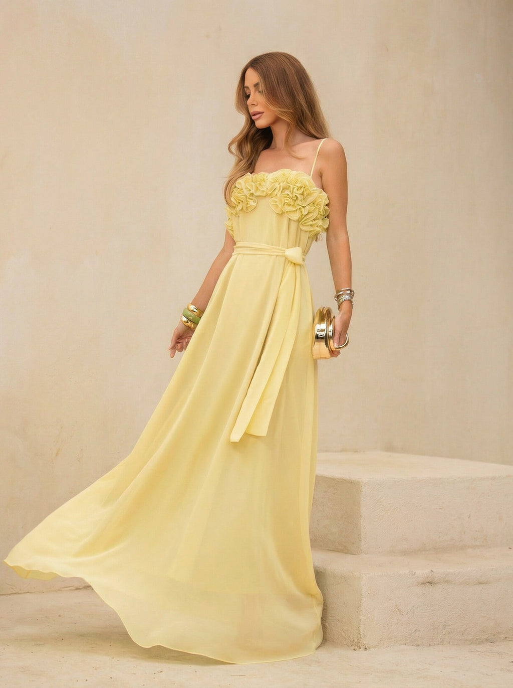 VESTIDO LONGO DECOTE RETO COM BABADOS AMARELO