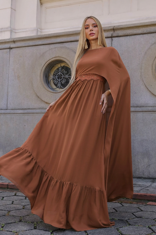 VESTIDO LONGO COM CAPA E DETALHE DE RENDA CARAMELO