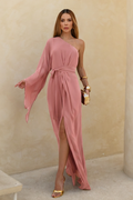VESTIDO LONGO UM OMBRO COM MANGA AMPLA E FENDA ROSA