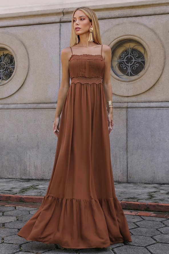 VESTIDO LONGO COM CAPA E DETALHE DE RENDA CARAMELO