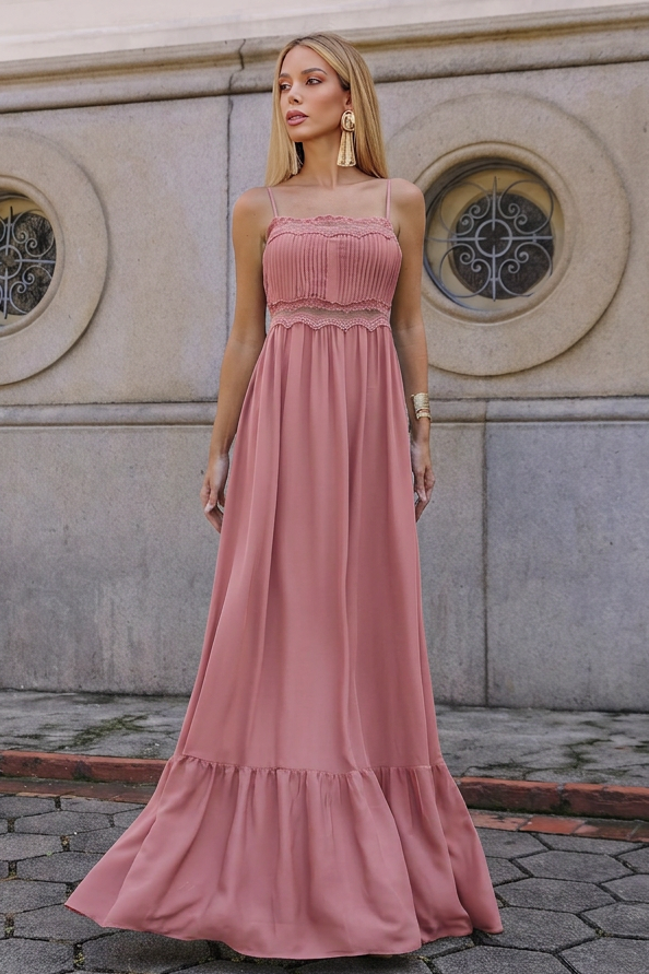 VESTIDO LONGO COM CAPA E DETALHE DE RENDA ROSA