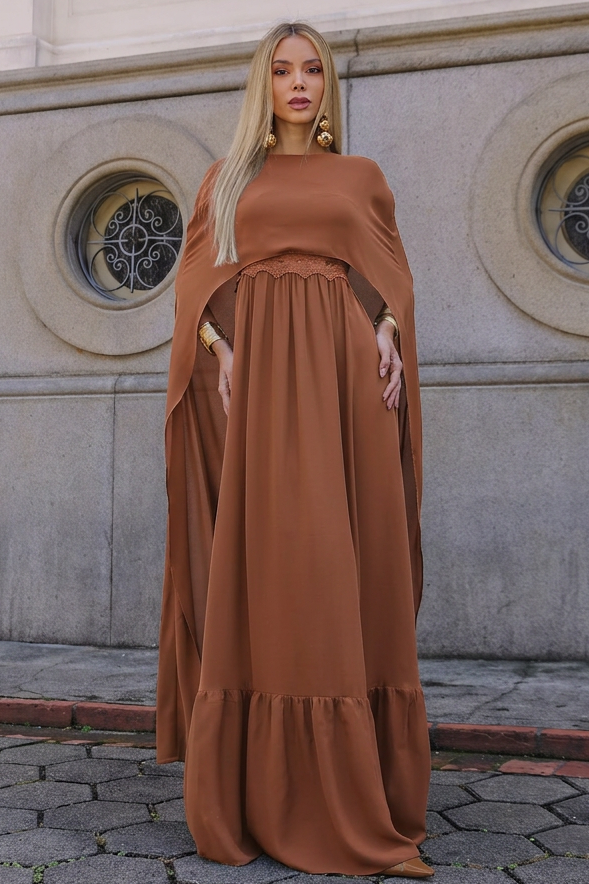 VESTIDO LONGO COM CAPA E DETALHE DE RENDA CARAMELO