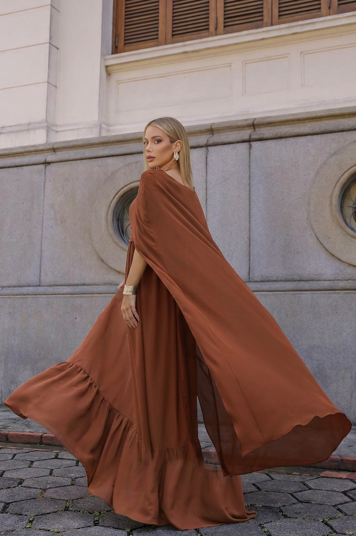 VESTIDO LONGO COM CAPA E DETALHE DE RENDA CARAMELO