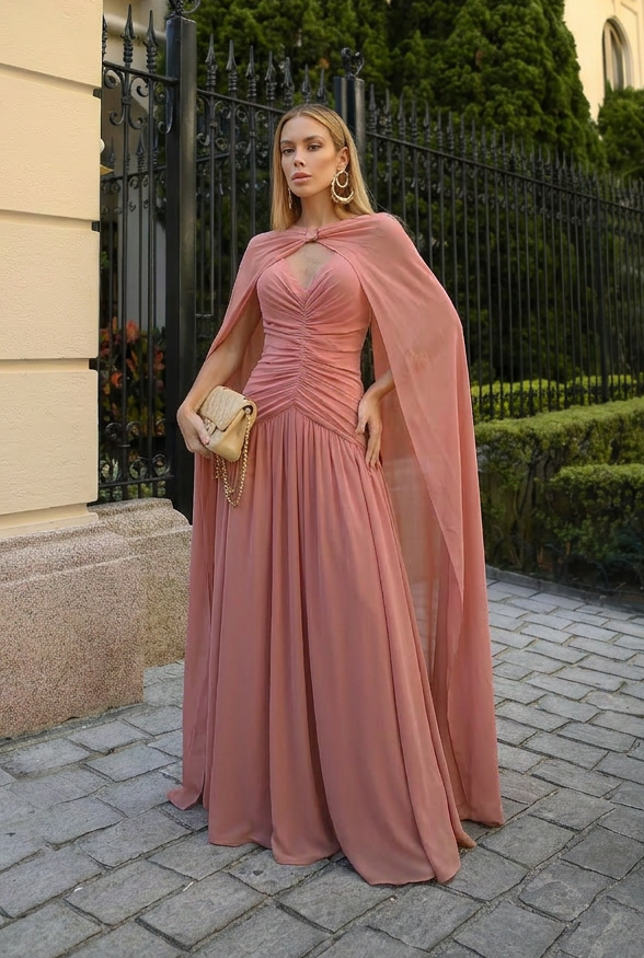 VESTIDO LONGO DECOTE V FRANZIDO COM CAPA E BROCHE DE PEDRA ROSA