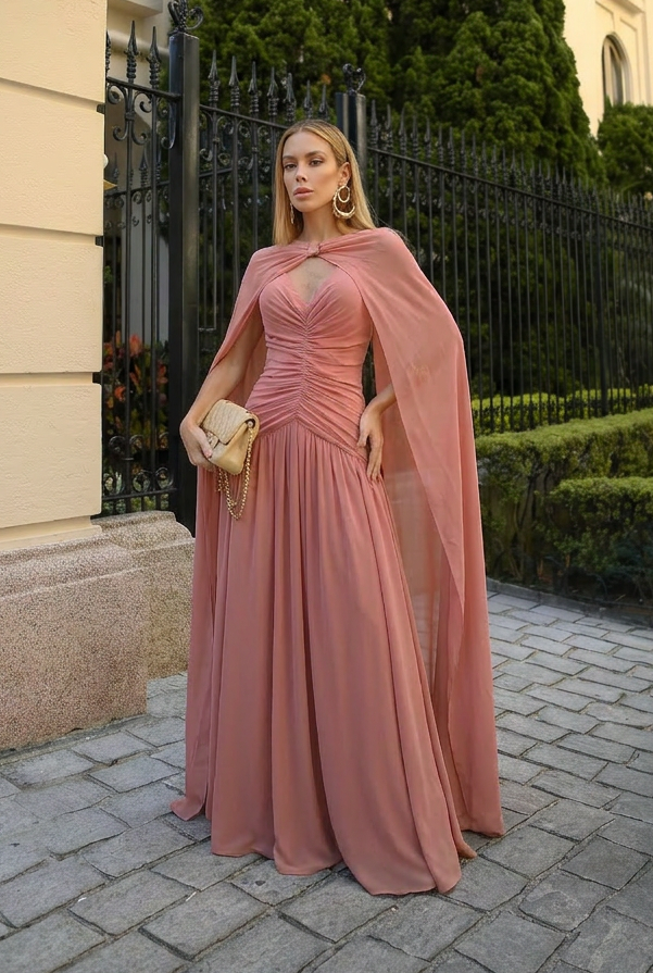 VESTIDO LONGO DECOTE V FRANZIDO COM CAPA E BROCHE DE PEDRA ROSA