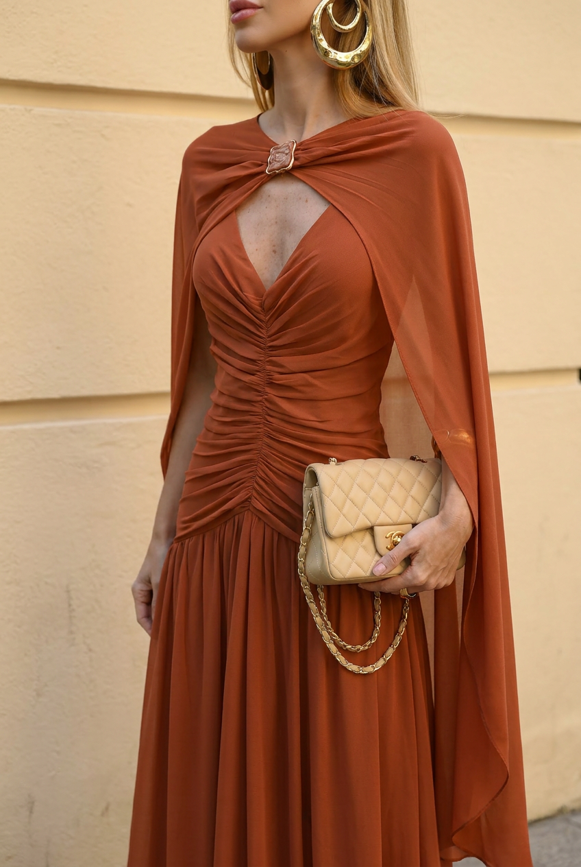 VESTIDO LONGO DECOTE V FRANZIDO COM CAPA E BROCHE DE PEDRA MARROM