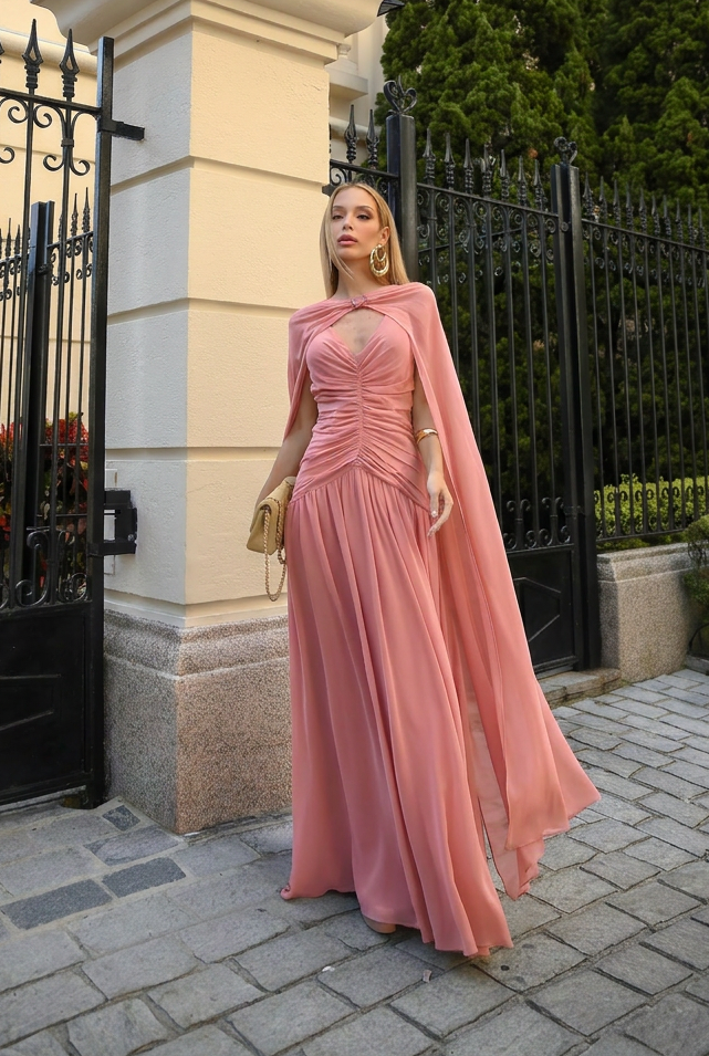 VESTIDO LONGO DECOTE V FRANZIDO COM CAPA E BROCHE DE PEDRA ROSA