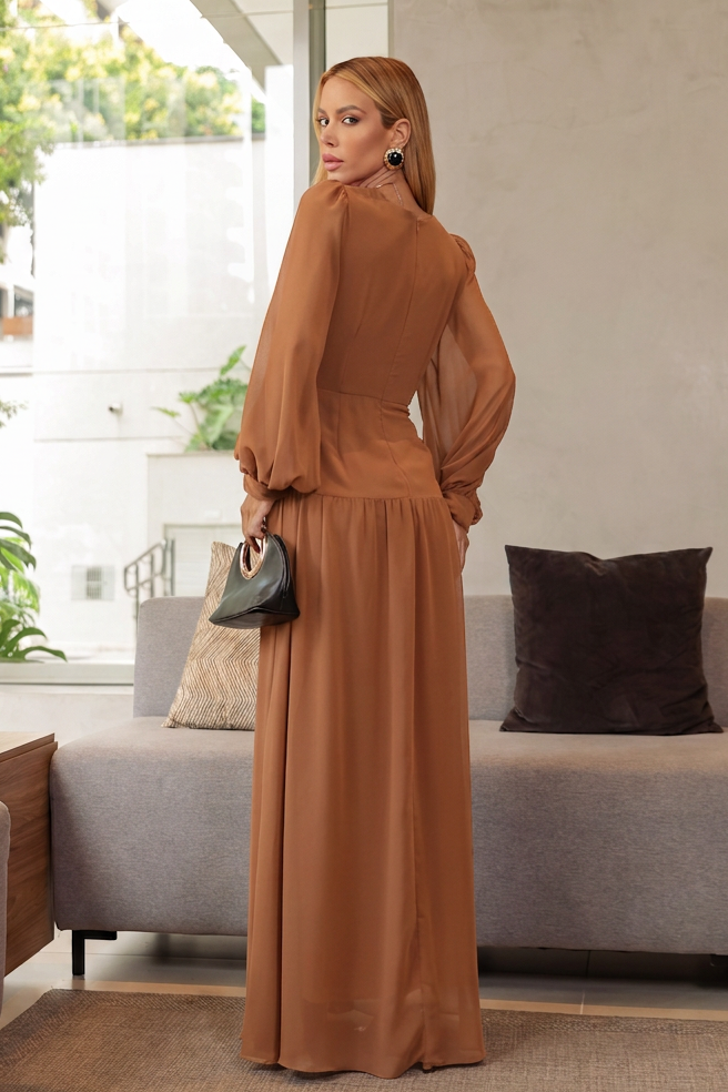 VESTIDO LONGO DECOTE V COM MANGA BUFANTE E TORÇÃO NA CINTURA CARAMELO