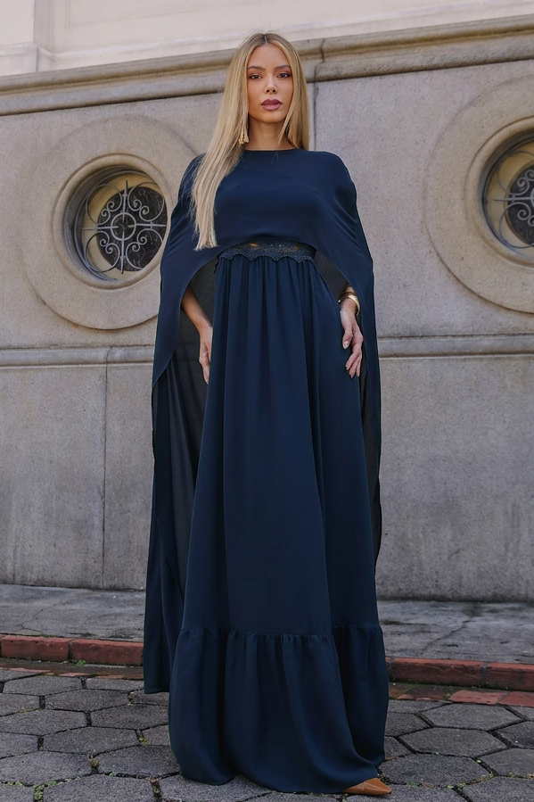 VESTIDO LONGO COM CAPA E DETALHE DE RENDA AZUL