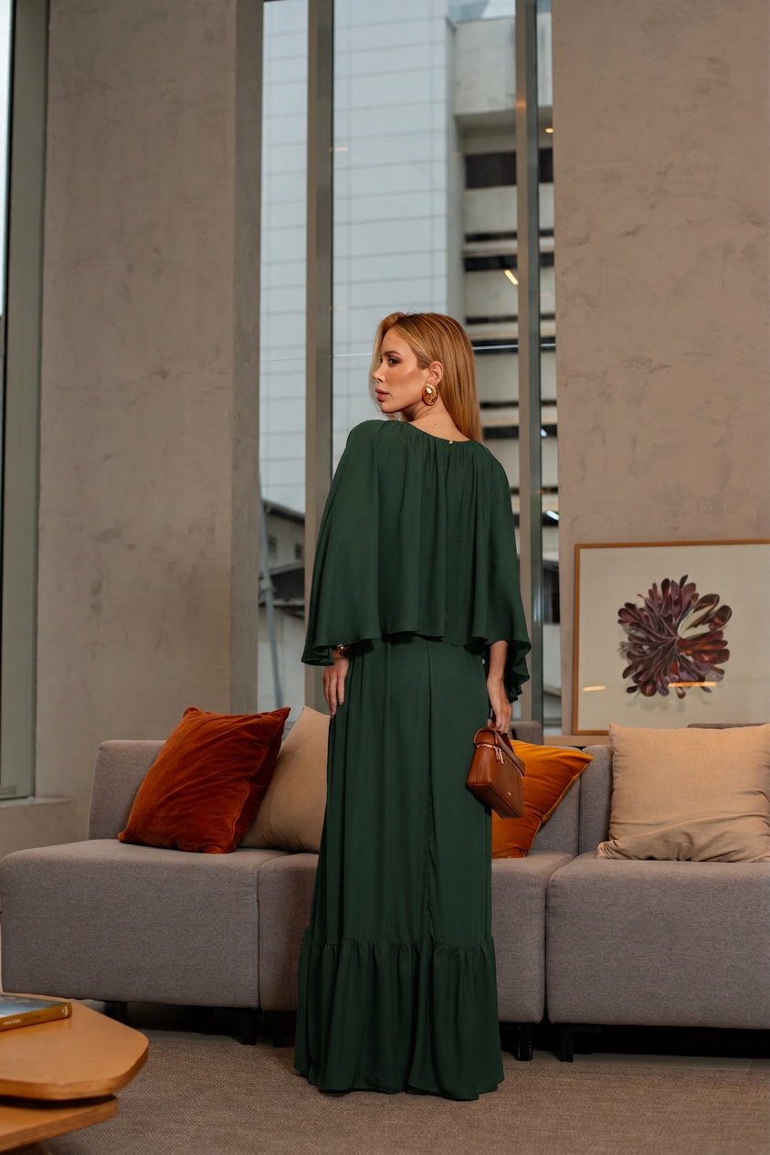 VESTIDO LONGO COM CAPA E BABADO NA BARRA VERDE