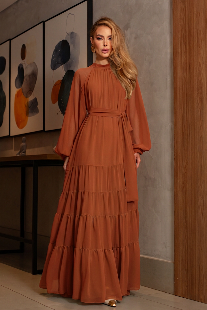 VESTIDO LONGO GOLA ALTA MANGA LONGA E BABADOS MARROM