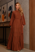 VESTIDO LONGO GOLA ALTA MANGA LONGA E BABADOS TERRACOTA