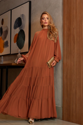 VESTIDO LONGO GOLA ALTA MANGA LONGA E BABADOS MARROM