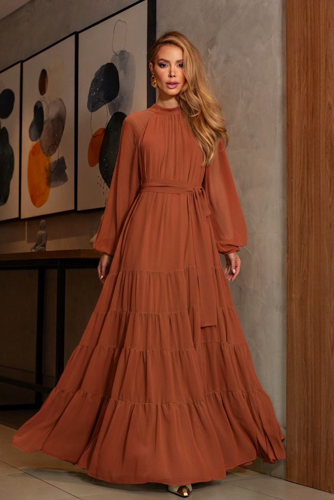 VESTIDO LONGO GOLA ALTA MANGA LONGA E BABADOS MARROM
