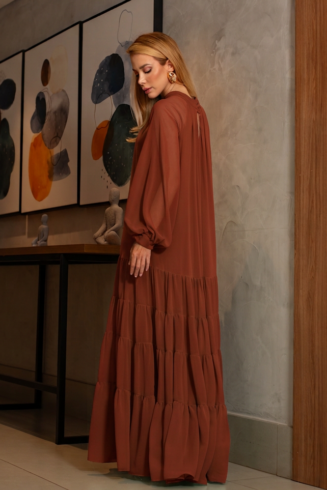 VESTIDO LONGO GOLA ALTA MANGA LONGA E BABADOS TERRACOTA