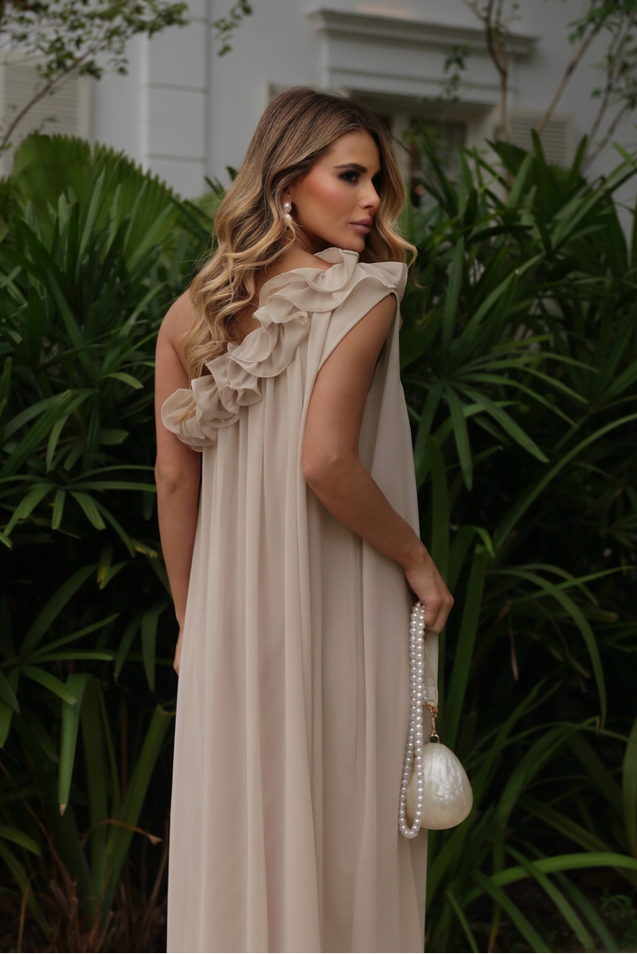 VESTIDO LONGO UM OMBRO COM BABADOS E FAIXA NA CINTURA AREIA