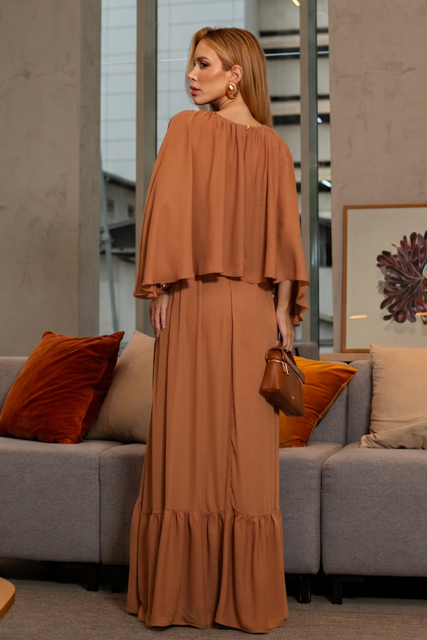 VESTIDO LONGO COM CAPA E BABADO NA BARRA CARAMELO