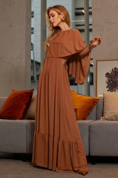 VESTIDO LONGO COM CAPA E BABADO NA BARRA CARAMELO