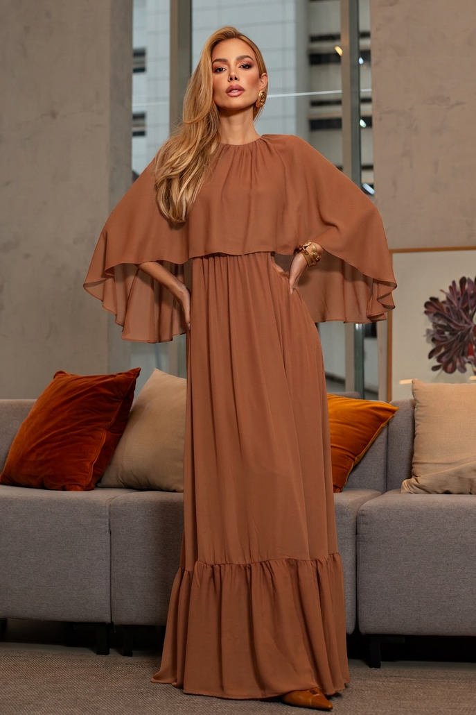 VESTIDO LONGO COM CAPA E BABADO NA BARRA CARAMELO
