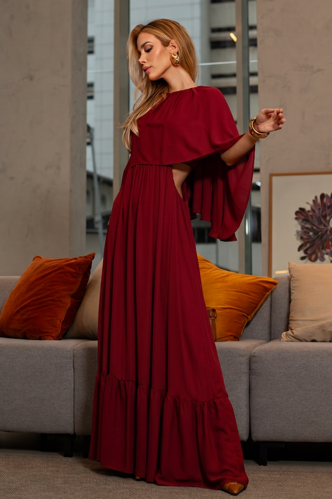 VESTIDO LONGO COM CAPA E BABADO NA BARRA MARSALA