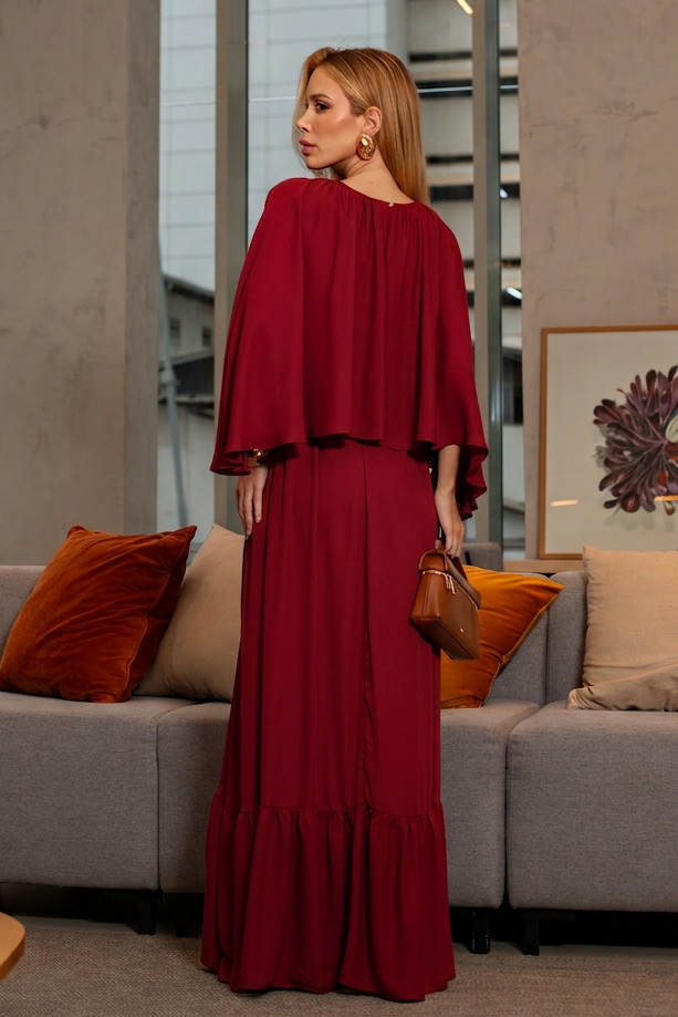 VESTIDO LONGO COM CAPA E BABADO NA BARRA MARSALA