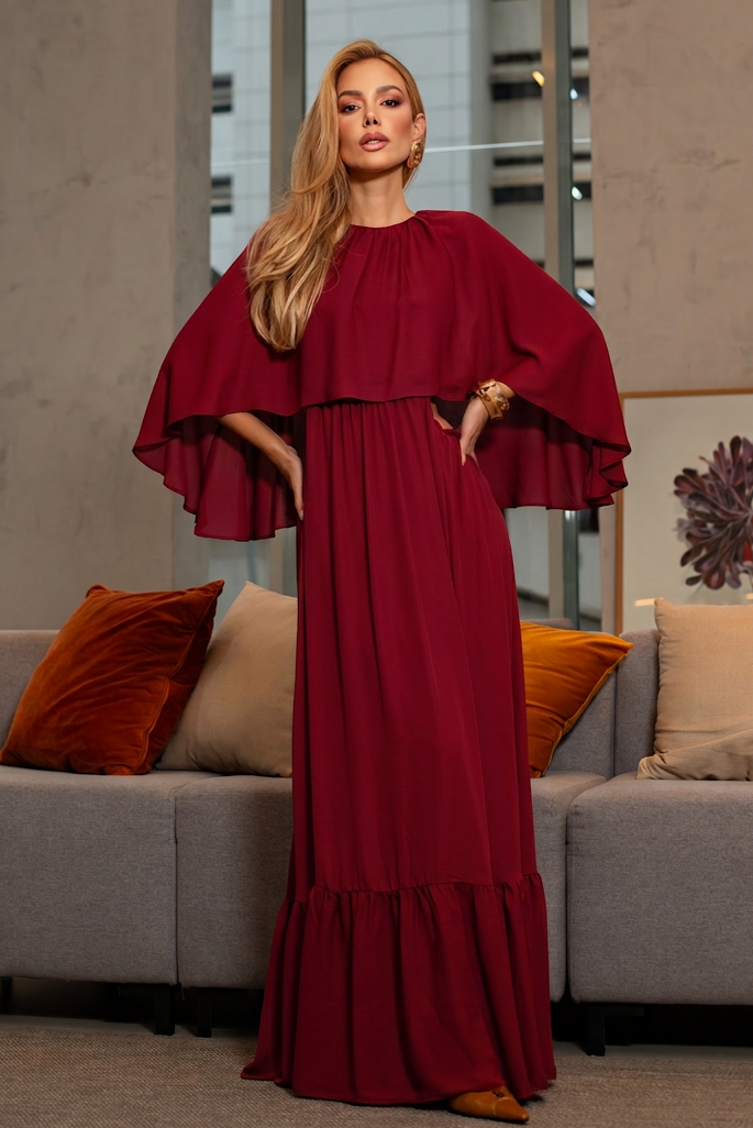 VESTIDO LONGO COM CAPA E BABADO NA BARRA MARSALA
