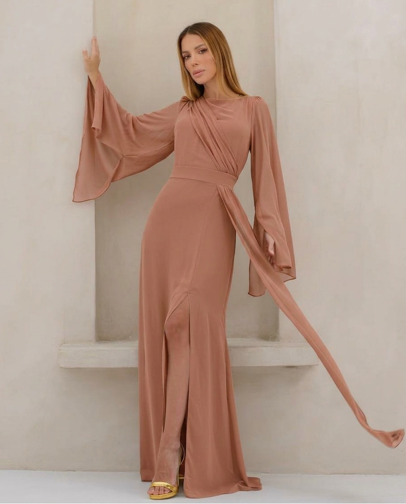 VESTIDO LONGO DRAPEADO COM MANGA SINO E FENDA CARAMELO