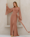 VESTIDO LONGO DRAPEADO COM MANGA SINO E FENDA CARAMELO