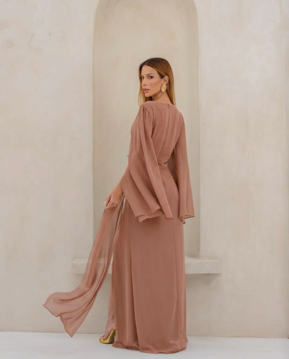 VESTIDO LONGO DRAPEADO COM MANGA SINO E FENDA CARAMELO
