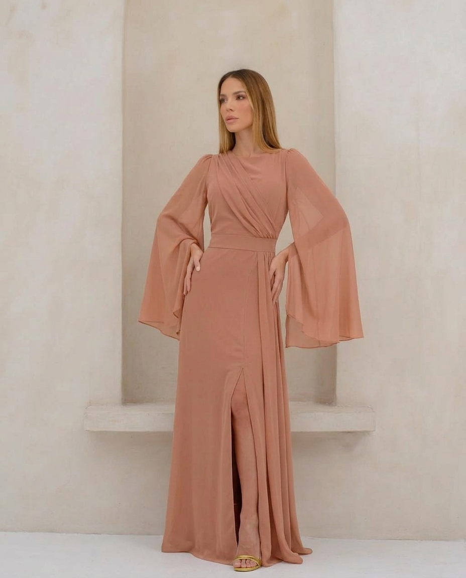 VESTIDO LONGO DRAPEADO COM MANGA SINO E FENDA CARAMELO