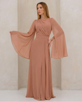 VESTIDO LONGO DRAPEADO COM MANGA SINO E FENDA CARAMELO