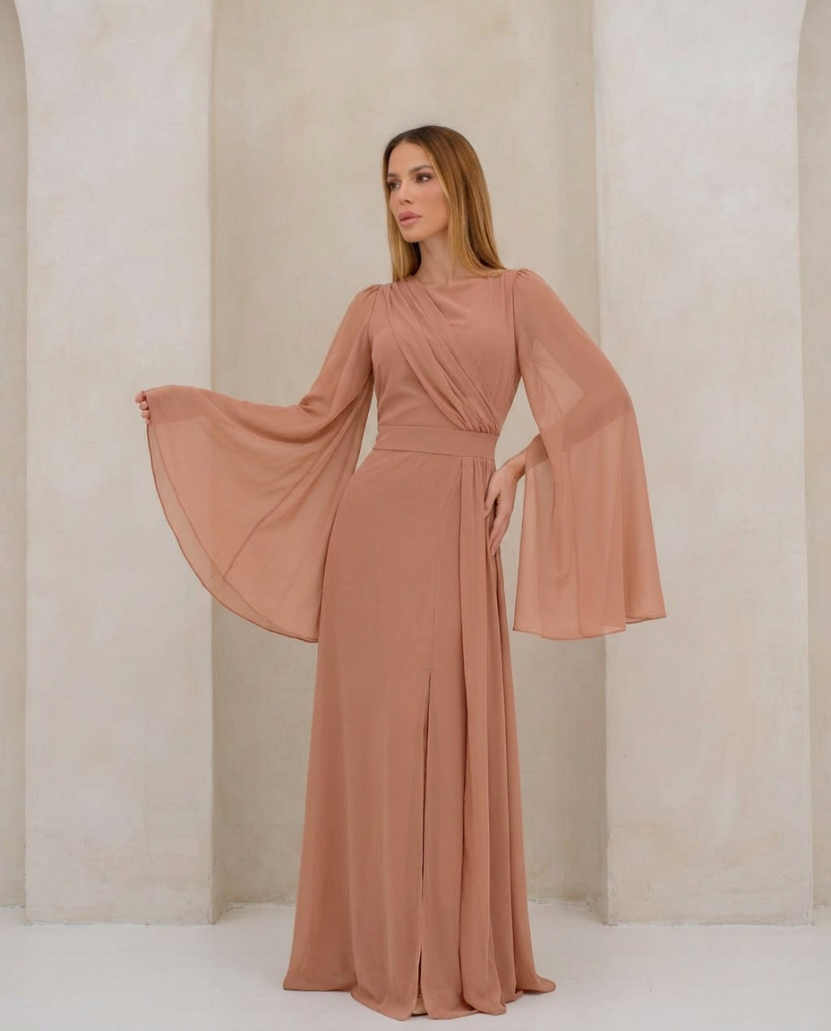 VESTIDO LONGO DRAPEADO COM MANGA SINO E FENDA CARAMELO
