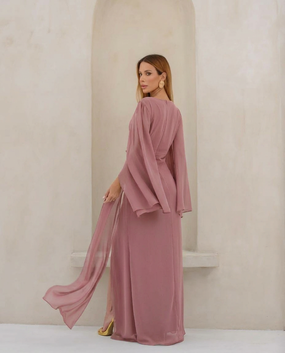 VESTIDO LONGO DRAPEADO COM MANGA SINO E FENDA ROSA ANTIGO